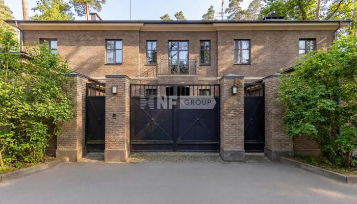 Стивен Сигал продает свой роскошный особняк на Рублевке за 700 млн рублей. Фото