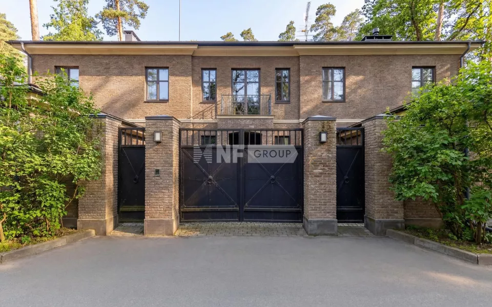 Стивен Сигал продает свой роскошный особняк на Рублевке за 700 млн рублей. Фото