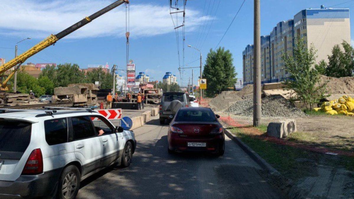Огромная пробка скопилась на улице Малахова из-за дорожных работ