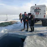 Мужчина за рулем легковушки провалился в трещину на Байкале и погиб