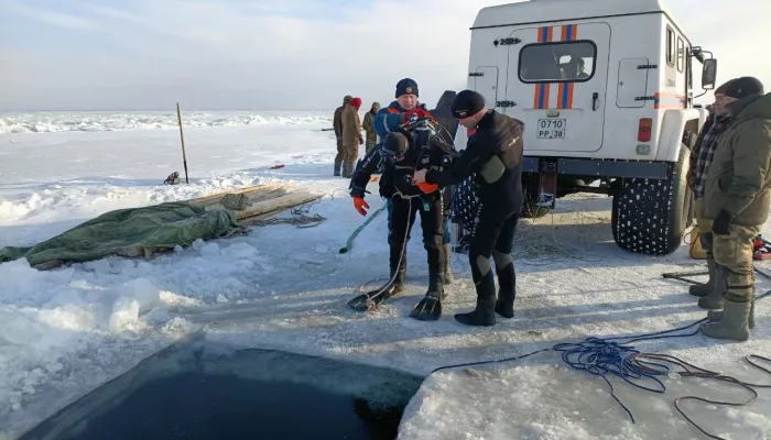 Мужчина за рулем легковушки провалился в трещину на Байкале и погиб