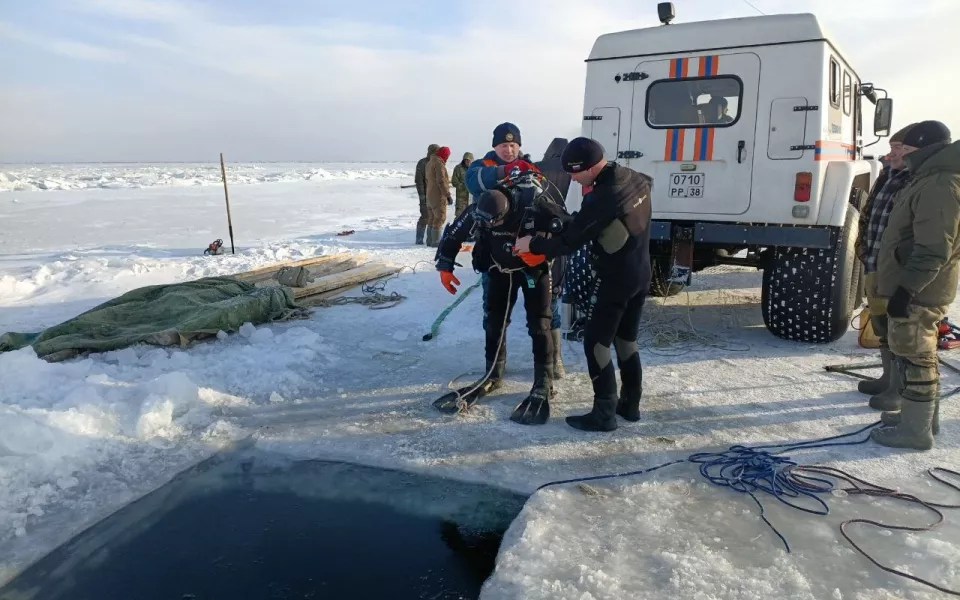 Мужчина за рулем легковушки провалился в трещину на Байкале и погиб
