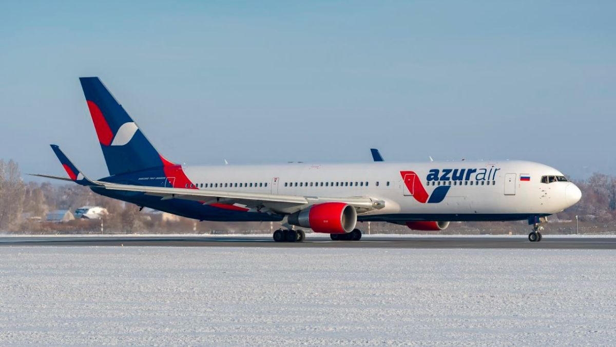 Самолет Azur Air