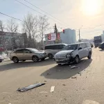 У минивэна вывернуло дверь после ДТП на Строителей в Барнауле