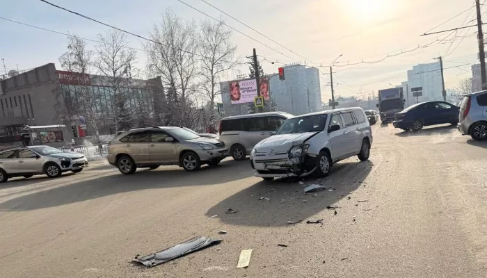 У минивэна вывернуло дверь после ДТП на Строителей в Барнауле