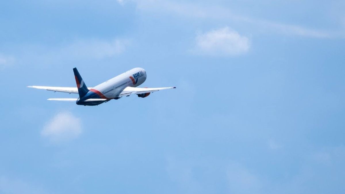 Самолет Azur Air
