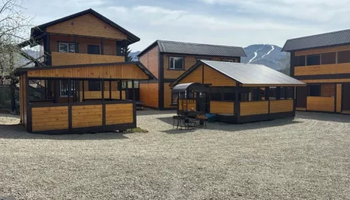 Круглогодичную базу отдыха продают в Республике Алтай за 161 млн рублей. Фото