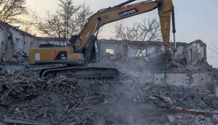 Аварийную двухэтажку в Барнауле пустили под снос. Фото