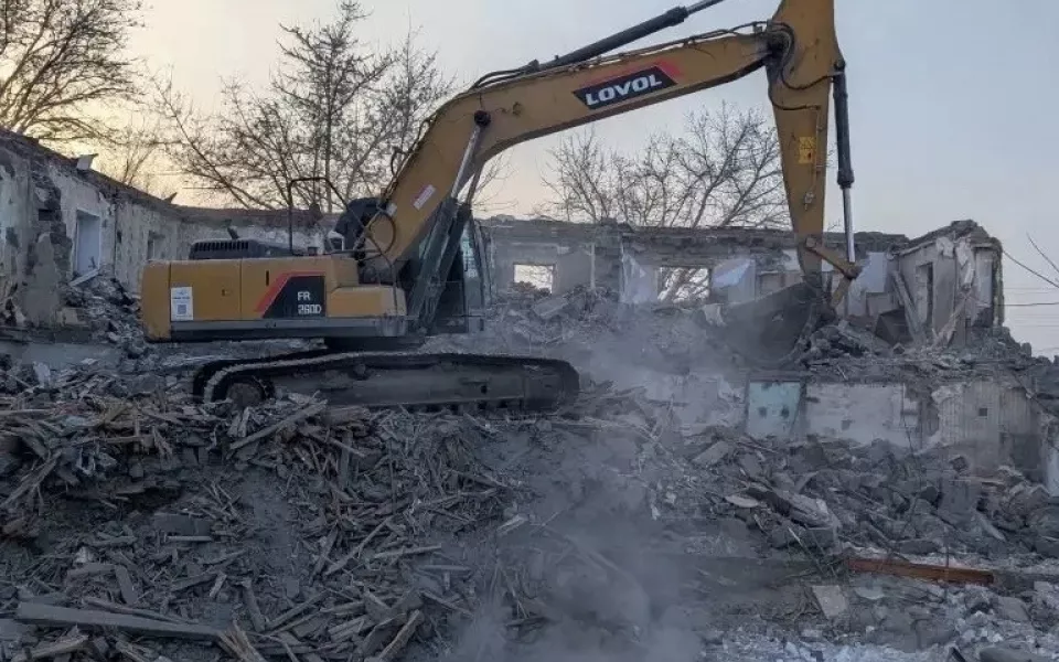 Аварийную двухэтажку в Барнауле пустили под снос. Фото