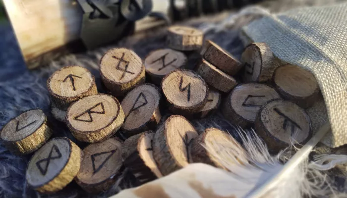 Россияне массово скупают кукол вуду и осиновые колья — спрос вырос в разы