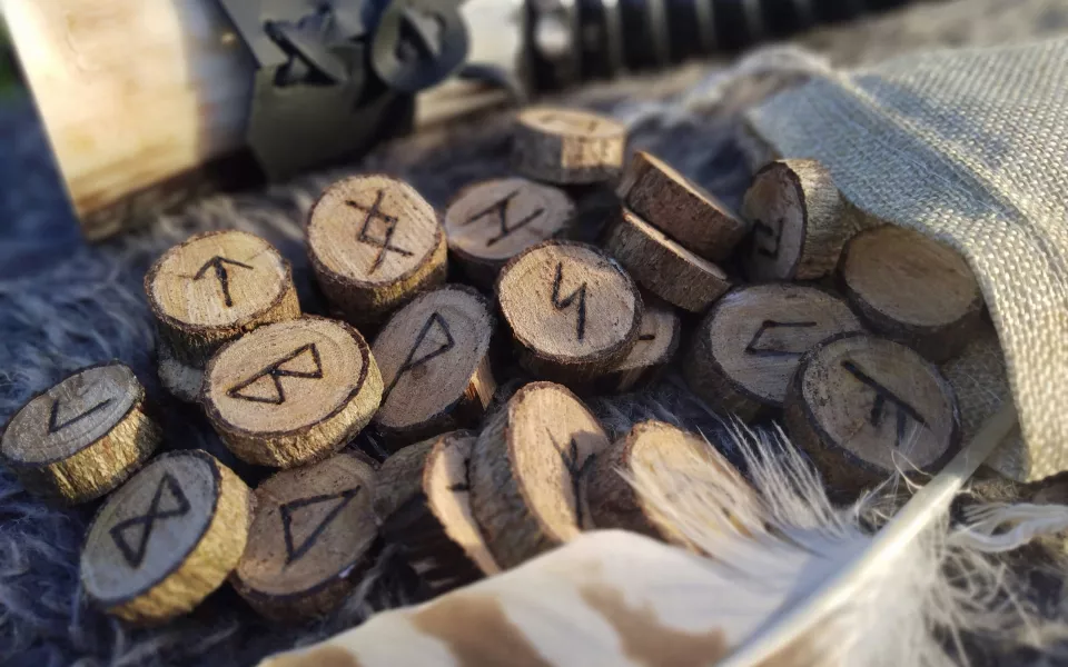 Россияне массово скупают кукол вуду и осиновые колья  спрос вырос в разы