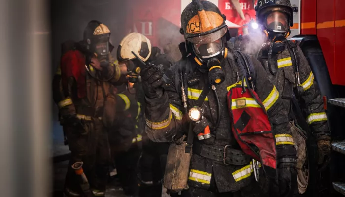 Пожарный фоторепортер показал дымные кадры тушения гаража под ярмаркой в Барнауле