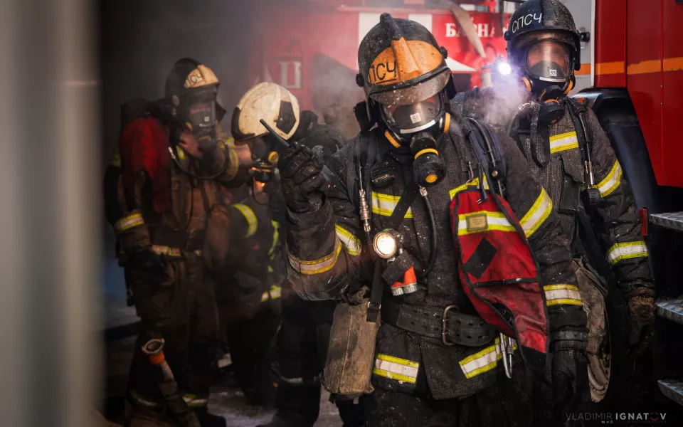 Пожарный фоторепортер показал дымные кадры тушения гаража под ярмаркой в Барнауле