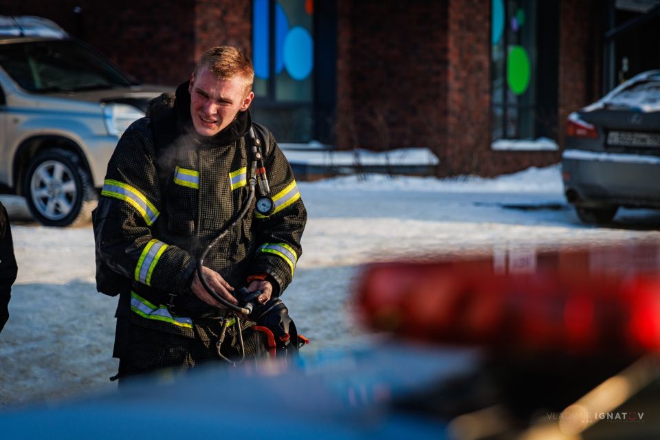 Пожар в гаражном комплексе на ул. Взлетной в Барнауле 