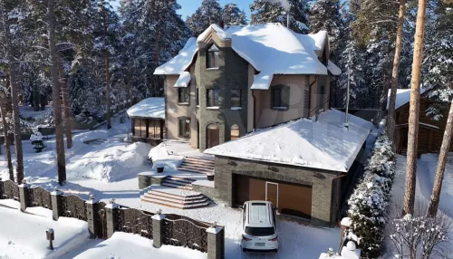 Коттедж в лесу с бассейном и SРА‑комплексом продают в Барнауле за 199 млн руб. Фото