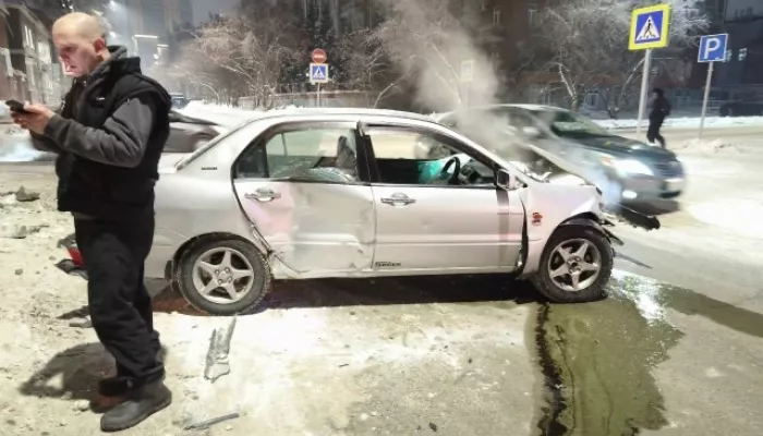 Серьезная авария с участием двух Mitsubishi произошла в центре Барнаула