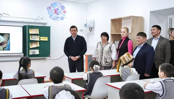 Андрей Турчак осмотрел обновленную Балыктуюльскую школу