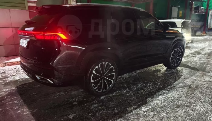 Китайский кроссовер с датчиком усталости и панорамной крышей продают в Барнауле. Фото