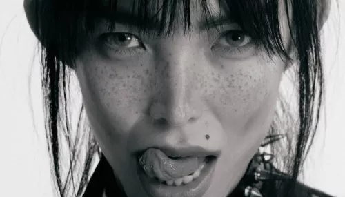 Жена Александра Цекало примерила черную кожу и шипы в новой провокационной съемке