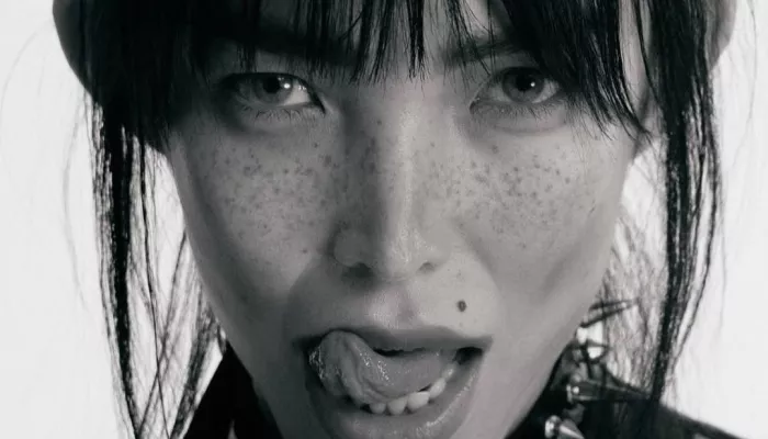 Жена Александра Цекало примерила черную кожу и шипы в новой провокационной съемке