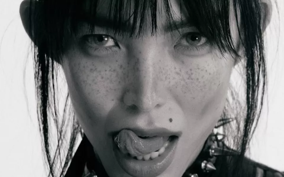 Жена Александра Цекало примерила черную кожу и шипы в новой провокационной съемке