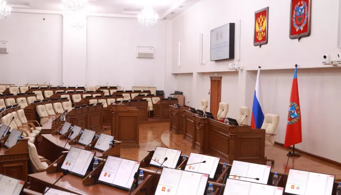 Неродной, несудимый: в АКЗС со скрипом ужесточили требования к помощникам депутатов