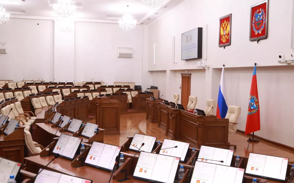 Неродной, несудимый: в АКЗС со скрипом ужесточили требования к помощникам депутатов