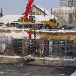 Тонны бетона, фундамент и арматура: как идет застройка ветхого центра в Барнауле. Фото