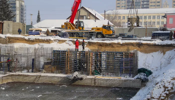 Тонны бетона, фундамент и арматура: как идет застройка ветхого центра в Барнауле. Фото