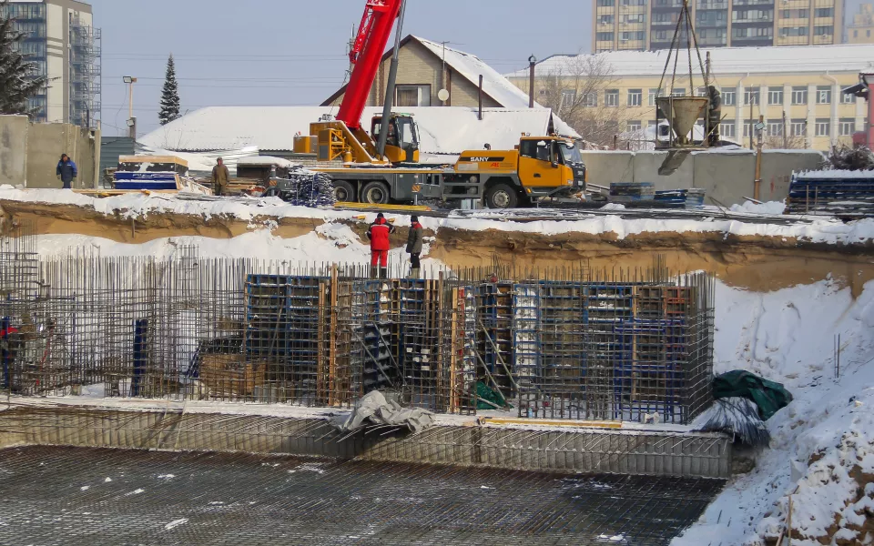 Тонны бетона, фундамент и арматура: как идет застройка ветхого центра в Барнауле. Фото