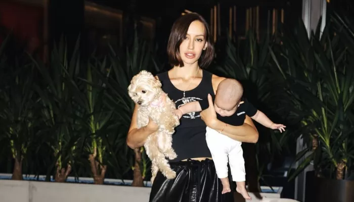 Держит как щенка: Валентина Иванова показала пятимесячную дочь от Тимати