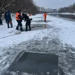 В Брянске уже десять дней подо льдом ищут утонувших мальчиков. Фото