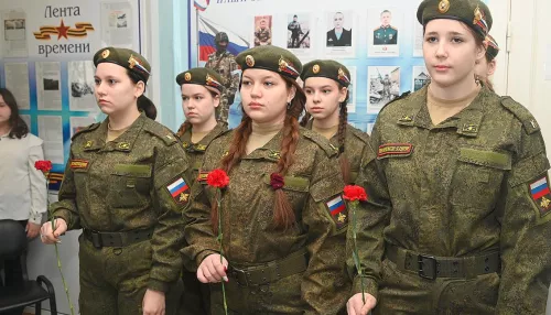 Память погибшего бойца СВО увековечили в барнаульской школе №81