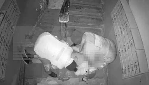 Ритуальщики обчистили умершего в подъезде и попали на камеры