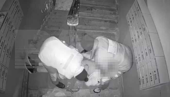 Ритуальщики обчистили умершего в подъезде и попали на камеры