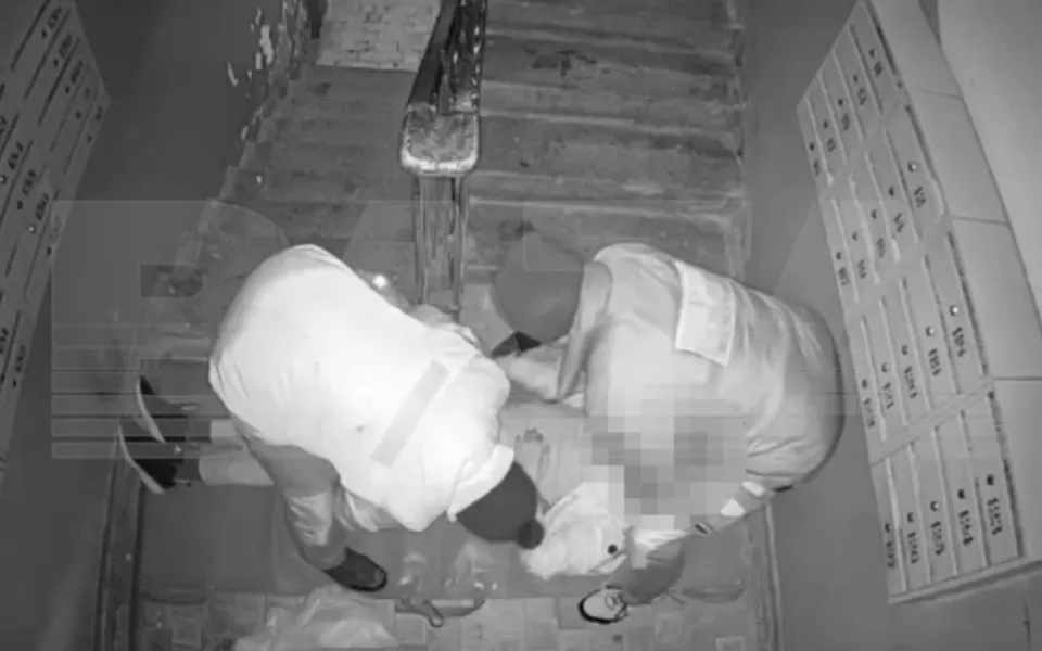 Ритуальщики обчистили умершего в подъезде и попали на камеры