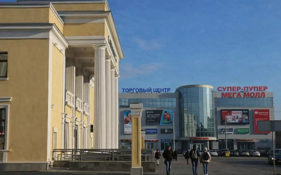 Стерли из реальности: как выглядела бы площадь Октября в Барнауле без Дома под шпилем