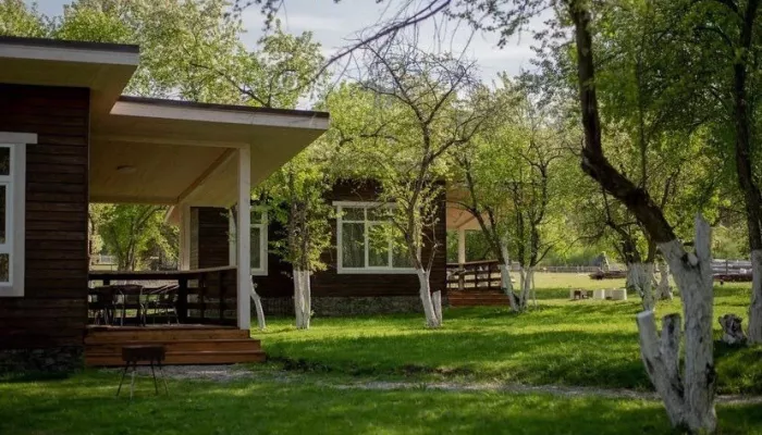 Турбазу в окружении яблоневого сада продают в Горном Алтае за 105 млн рублей. Фото