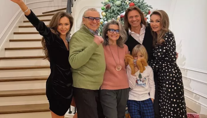 Дочь поздравила Дмитрия Маликова с 56-летием. Редкие детские и семейные фото певца