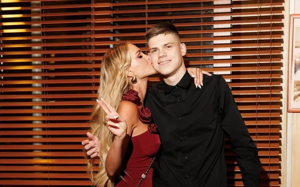 Мария Погребняк поздравила старшего сына с 19-летием архивными фотографиями