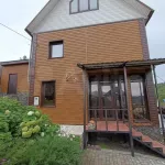 Двухэтажный дом с плодоносящим садом продают в Горно-Алтайске за 15 млн рублей. Фото