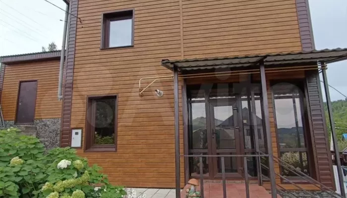 Двухэтажный дом с плодоносящим садом продают в Горно-Алтайске за 15 млн рублей. Фото