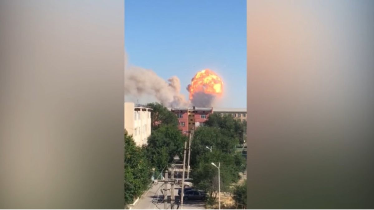 Эвакуация объявлена в городе Казахстана из-за взрывов в воинской части 
