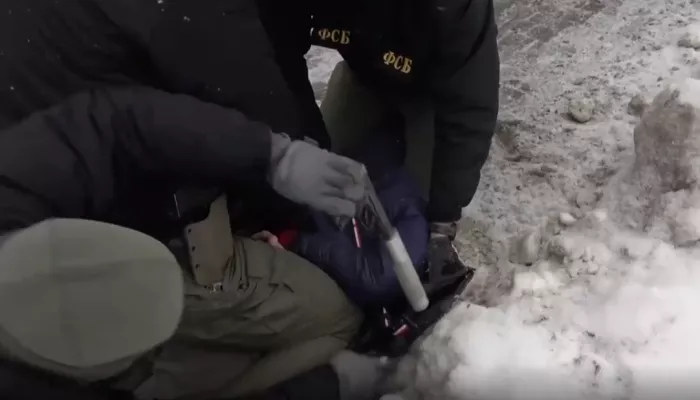 ФСБ задержала украинского агента, готовившего убийство военного. Видео