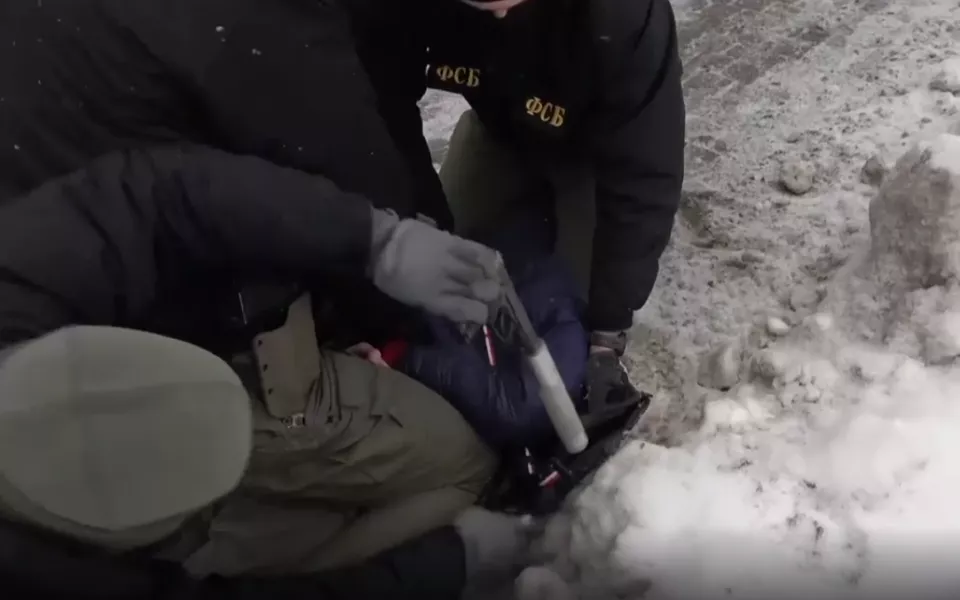 ФСБ задержала украинского агента, готовившего убийство военного. Видео