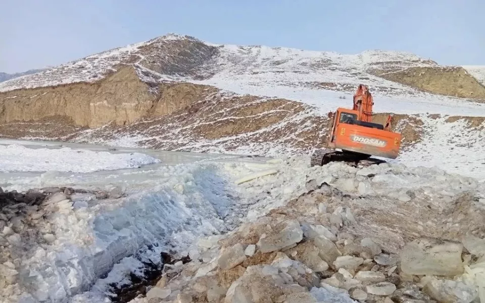 В одном из сел Республики Алтай подтопило дорогу и территорию турбазы