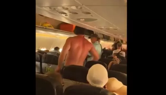 Полуголый турист устроил дебош в самолете AirAsia и с матом выпрыгнул из него