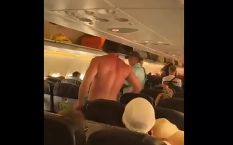 Полуголый турист устроил дебош в самолете AirAsia и с матом выпрыгнул из него