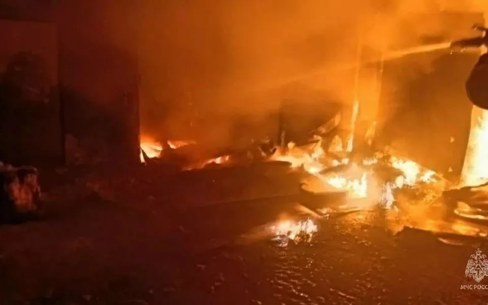 Серьезный пожар в гараже потушили спасатели в Алтайском крае