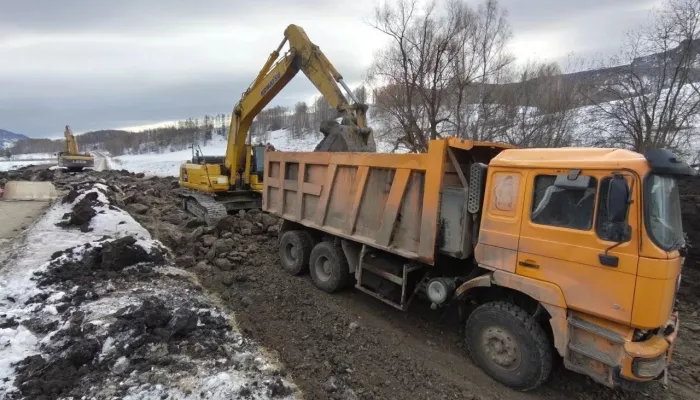 Мост по пути к Денисовой пещере в Алтайском крае обновляют за 430 млн рублей